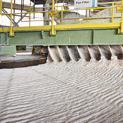 Alüminyum Türevlerinin Ana Hammaddesi Alüminyum sülfat ve PAC üretiminin ana hammaddesi olan Alüminyum Hidroksit, aynı zamanda alev geciktirici dolgu maddesi olarak da kullanılır. Yüksek beyazlık ve saflık derecesine sahip ürünümüz, seramik, cam ve kompozit malzemelerin üretiminde kaliteyi artırır.